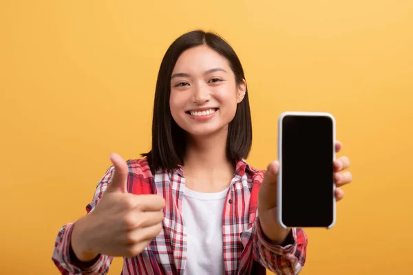 Jovem Senhora Japonesa Feliz Mostrando Smartphone Com Tela Branco Preto — Fotografia de Stock