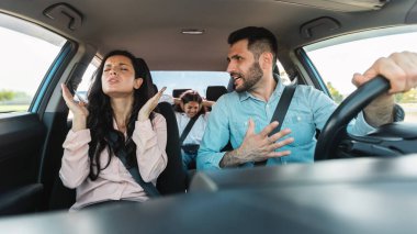 Arabada kavga eden genç bir aile, araba kullanırken karısına bağıran bir koca, arka koltukta oturan ve kulaklarını kapatan bir çocuk. Evlilik krizi, eşler arasındaki çatışma
