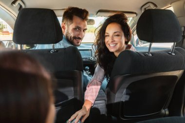 Hafta sonları araba yolculuğunun keyfini çıkaran üç kişilik bir aile, genç ebeveynler ve kızları yeni otomobillere biniyorlar. Araba satışları ve satın alma kavramı