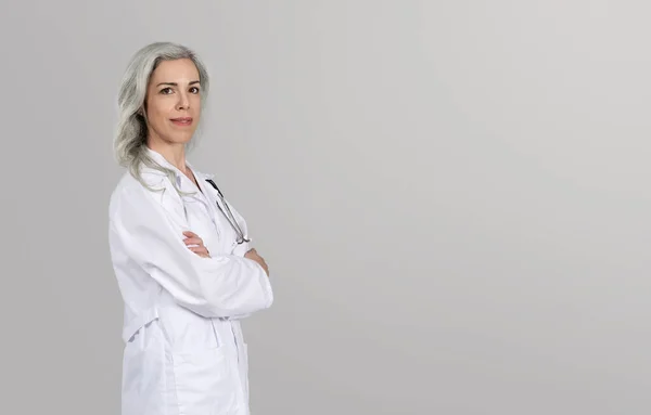 Professionale Donna Matura Medico Camice Bianco Posa Con Stetoscopio Mani — Foto Stock
