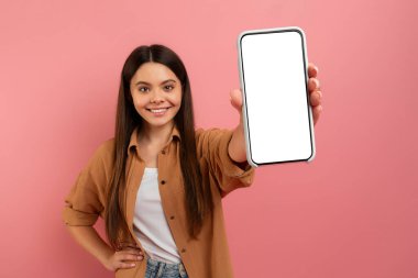 Şuna bir bak. Beyaz Ekranlı Güzel Gülümseyen Genç Kız, Şirin Kadın Reklamcı veya Öneren Yeni Mobil Uygulama, Pembe Arkaplanda Duran, Model, Kolaj,