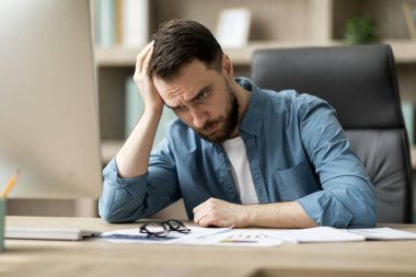 Çalış Burnout. Ofiste oturan üzgün genç işadamının portresi, Düşünceli Milenyum Erkek Girişimcisi Dokunan Kafa, Depresyon ya da İş Başarısızlığı, Yakın Çekim