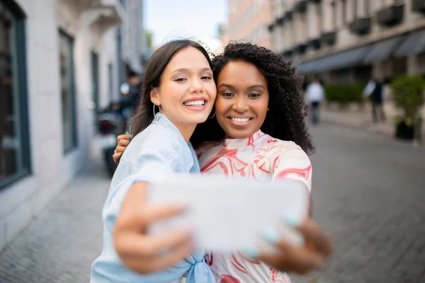 Duas Amigas Bonitas Sexo Feminino Rindo Tomar Selfie Smartphone Livre — Fotografia de Stock