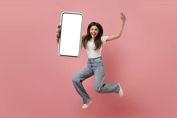 Joyful Tiener Meisje Springen Lucht Met Grote Lege Smartphone Hand — Stockfoto