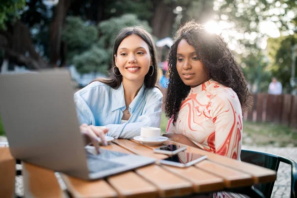 Twee Multi Etnische Vrouwelijke Vrienden Met Behulp Van Laptop Het — Stockfoto