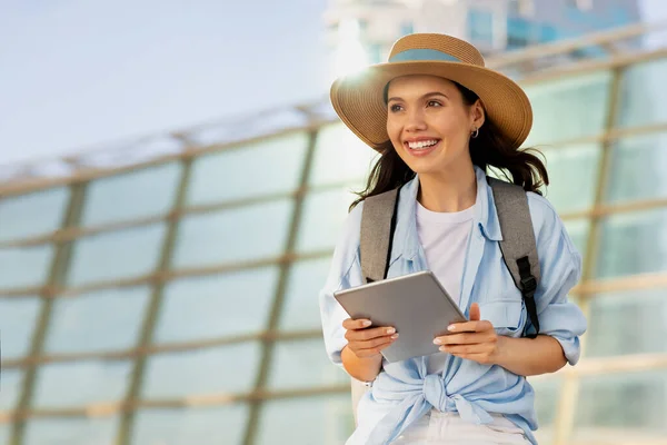 Szczęśliwa Młoda Europejka Turystka Kapeluszu Plecakiem Użyj Tabletu Ciesz Się — Zdjęcie stockowe