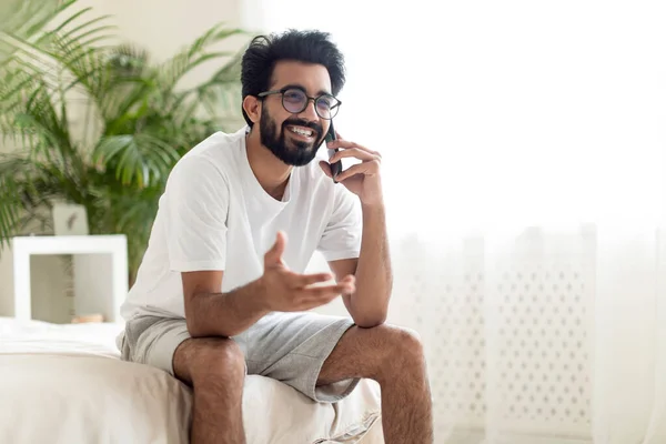 Mobiele Communicatie Portret Van Een Knappe Jonge Indiase Man Praten — Stockfoto