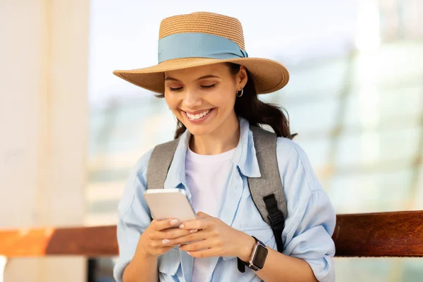 Jovem Turista Europeia Feliz Chapéu Com Mochila Digitando Smartphone Usar — Fotografia de Stock