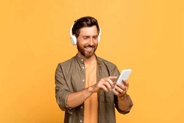 Diversión Digital Feliz Hombre Mediana Edad Los Auriculares Utilizando Teléfono — Foto de Stock
