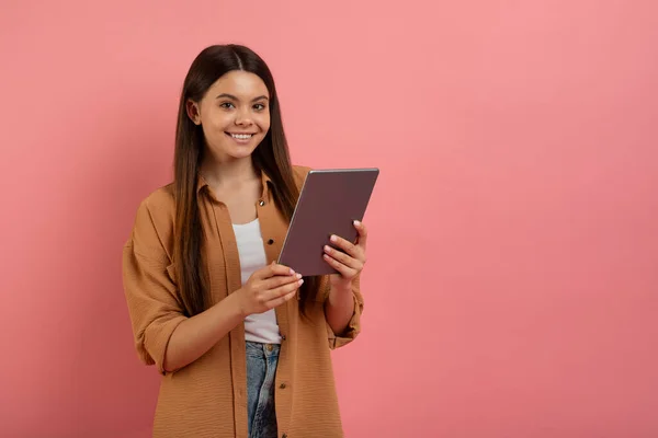 Online Eğitim Konsepti Gülümseyen Genç Kız Dijital Tablet Tutuyor Kameraya — Stok fotoğraf