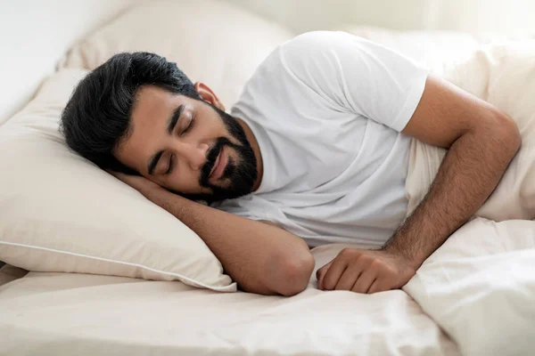 집에서 편안한 침대에서 잠자는 잘생긴 남자의 초상화 손으로 부드러운 베개에 — 스톡 사진