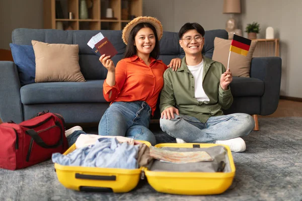 Felices Turistas Asiáticos Planificación Pareja Viajes Alemania Posando Con Bandera — Foto de Stock