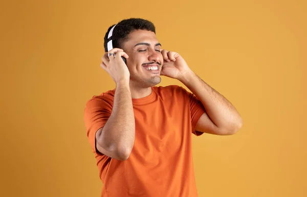 Zorgeloze Braziliaanse Man Geniet Van Het Luisteren Naar Muziek Met — Stockfoto