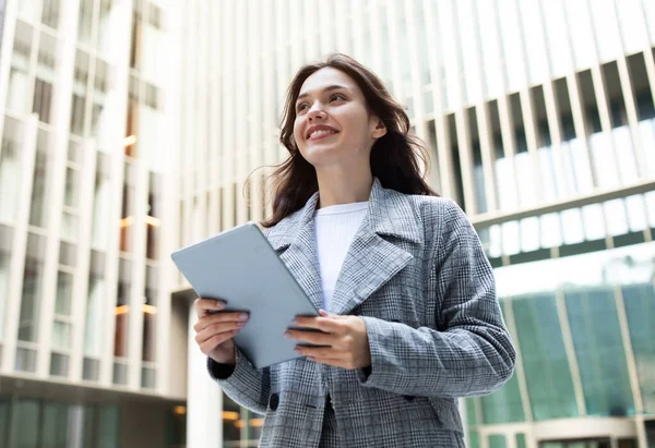 Lächelnde Junge Geschäftsfrau Mit Digitalem Tablet Der Hand Posiert Draußen — Stockfoto