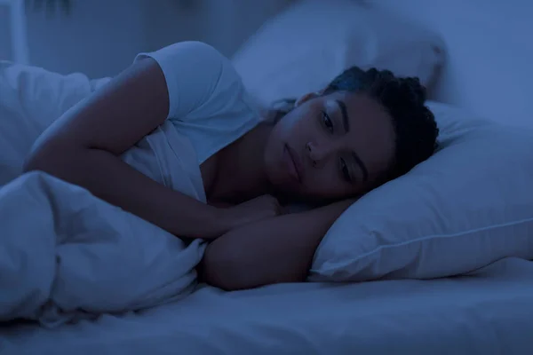 Bangun Tidur Marah Wanita Kulit Hitam Berbaring Tempat Tidur Sendirian — Stok Foto