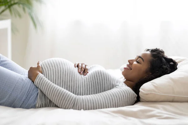 Czekam Dziecko Szczęśliwa Młoda Czarna Kobieta Ciąży Dotykająca Brzucha Podczas — Zdjęcie stockowe