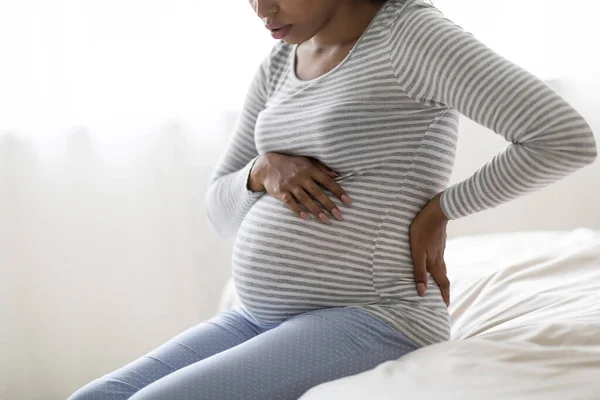 Dolor Embarazo Tiro Recortado Mujer Embarazada Negra Sintiéndose Mal Casa — Foto de Stock
