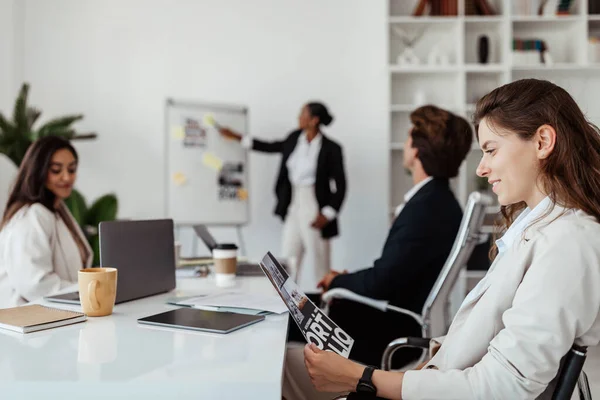 Gerente Mujer Feliz Mirando Revista Folleto Durante Reunión Corporativa Oficina —  Fotos de Stock