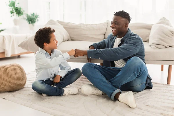 Happy Black Dad His Kid Son Bumping Fists Spending Good — Stock Photo, Image