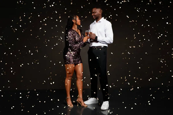 Attraktive Junge Afrikanisch Amerikanische Paar Mann Und Frau Schönen Outfits — Stockfoto