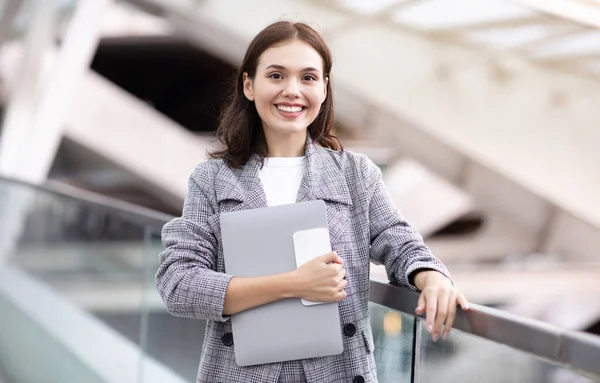 Zakelijke Reisgadgets Gelukkige Jonge Zakenvrouw Met Laptop Smartphone Moderne Luchthaven — Stockfoto