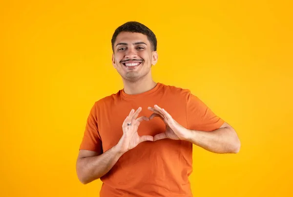 Freundlicher Brasilianischer Typ Der Hände Wie Herzen Formt Liebesgeste Brustnähe — Stockfoto