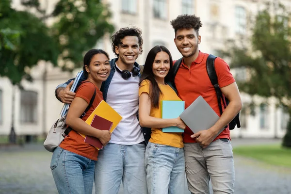 Üniversite Hayatı Bir Grup Mutlu Çoklu Etnik Öğrenci Dışarıda Birlikte — Stok fotoğraf