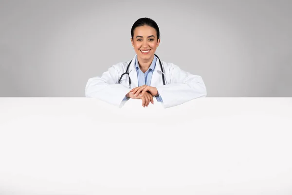 Amigável Terapeuta Médico Mulher Latina Casaco Branco Perto Grande Bandeira — Fotografia de Stock