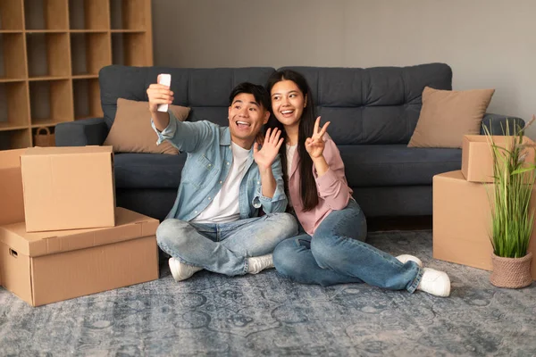 Feliz Asiático Jóvenes Cónyuges Mudándose Nueva Casa Haciendo Selfie Smartphone — Foto de Stock