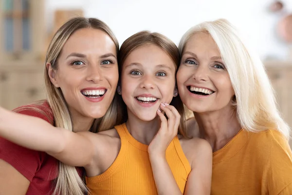 快乐迷人的金发千禧年妈妈 未成年的女儿和祖母在家里集体自拍 三代人一起享受时光 亲密接触 — 图库照片