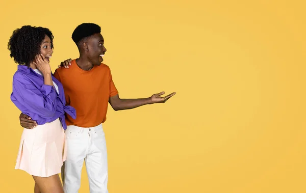 Blij Geschokt Millennial Zwart Paar Casual Kijken Naar Kopieerruimte Houd — Stockfoto