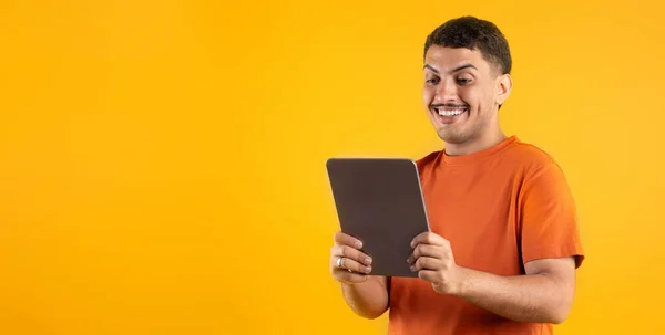 Šťastný Brazilský Muž Pomocí Digitálního Tabletu Prohlížení Sociálních Sítí Nebo — Stock fotografie