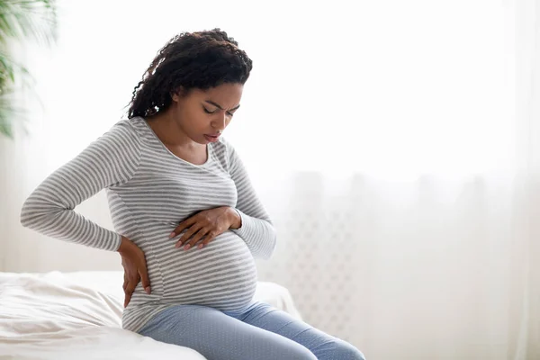 Mujer Negra Embarazada Con Contracciones Sintiéndose Mal Mientras Está Sentada — Foto de Stock