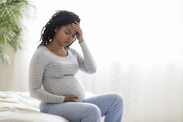 Mujer Negra Embarazada Joven Que Sufre Dolor Cabeza Migraña Casa — Foto de Stock