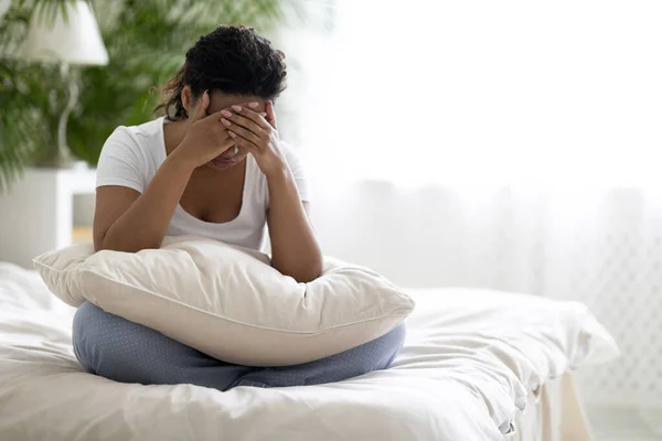精神崩溃 忧心忡忡的年轻非洲裔美国妇女在家中哭泣 沮丧的黑人女性躺在床上 孤独而忧郁 复制空间的画像 — 图库照片
