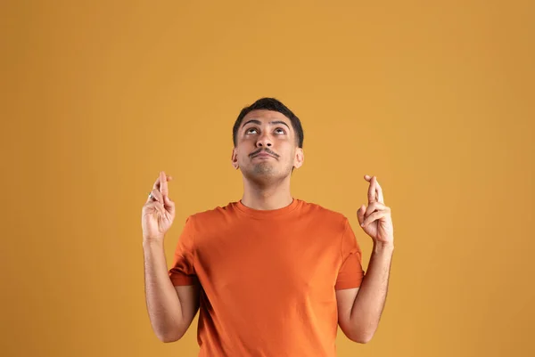 Homme Brésilien Shirt Orange Faisant Geste Croisé Des Doigts Levant — Photo