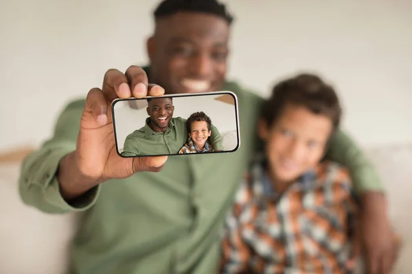 Selfie Med Pappa Glada Svart Pappa Och Lille Son Har — Stockfoto