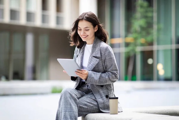 Jovem Mulher Negócios Feliz Digitando Tablet Usando Computador Guia Sentado — Fotografia de Stock