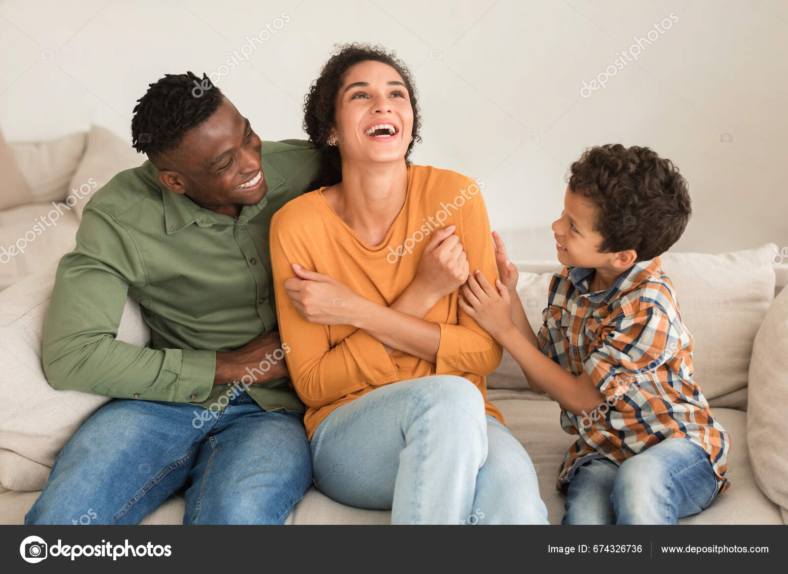 Divertida Família Divertindo Juntos Pai Filho Coçando Mãe Rindo Sentado —  Foto © Milkos #674326736