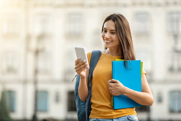 Sorrindo Jovem Estudante Com Smartphone Cadernos Trabalho Relaxante Livre Feliz — Fotografia de Stock