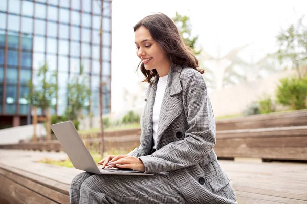 Freelance Negócios Online Sorrindo Jovem Empresária Usando Laptop Trabalhando Fazendo — Fotografia de Stock