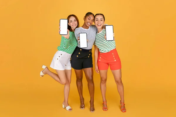 Beyaz Ekranlı Telefonlar Gösteren Zarif Çekici Çok Kültürlü Genç Bayanlar — Stok fotoğraf