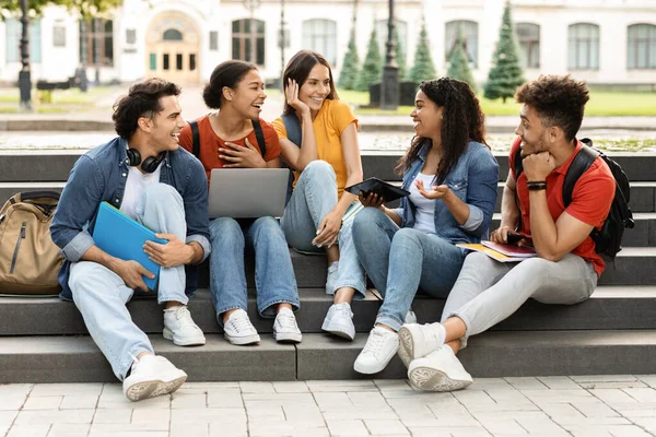 Grupo Estudantes Multiétnicos Conversando Divertindo Após Aulas Diversos Jovens Homens — Fotografia de Stock
