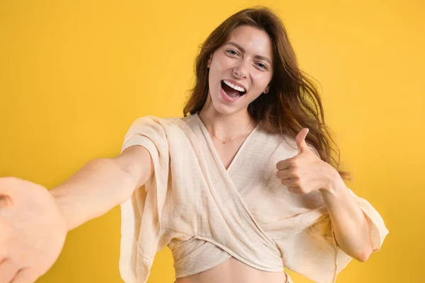 Ağzı Açık Selfie Çeken Sarı Arka Planda Izole Edilmiş Işaretini — Stok fotoğraf