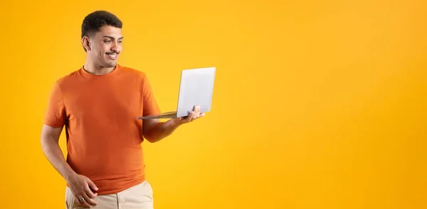 Happy Brazilian Man Using Laptop Computer Working Online Websurfing Posing — Stock Photo, Image