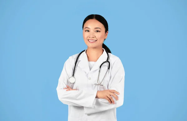 Medisch Medewerker Glimlachende Aziatische Vrouwelijke Arts Uniform Staande Met Gevouwen — Stockfoto