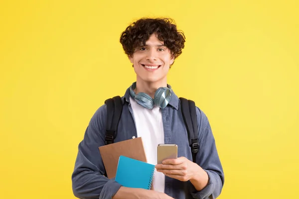 Bildung Und Technologie Student Guy Mit Rucksack Und Notebooks Mit — Stockfoto