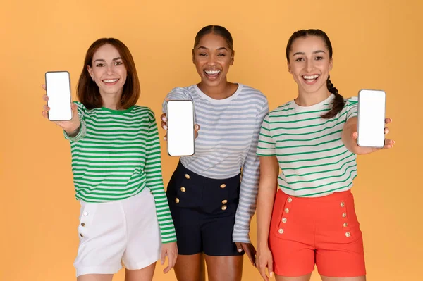 Çok Irklı Mutlu Genç Bayan Kız Arkadaşlar Cep Telefonlarını Boş — Stok fotoğraf