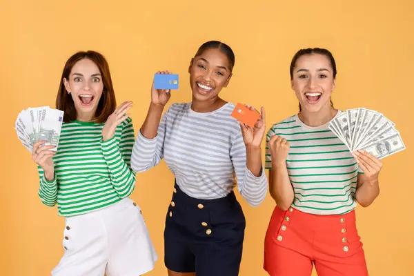 Θετικές Χαρούμενες Τρεις Πολυεθνικές Νεαρές Κυρίες Κατέχουν Χρήματα Ανεμιστήρα Χρεωστική — Φωτογραφία Αρχείου