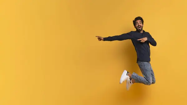 伟大的报价 兴奋的印度男子一边站在一边一边 一边跳起来 积极向上的东方男青年在黄色的摄影棚背景下展示着免费的复制空间 — 图库照片
